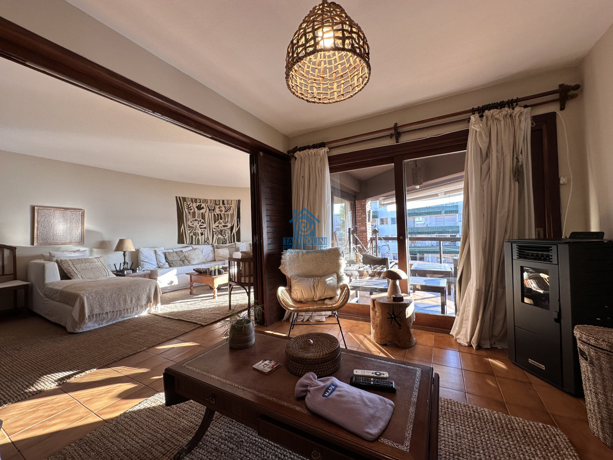 Apartamento ID.588 - Vende apto en Peninsula de 3 dormitorios con vista al Puerto, Punta del Este
