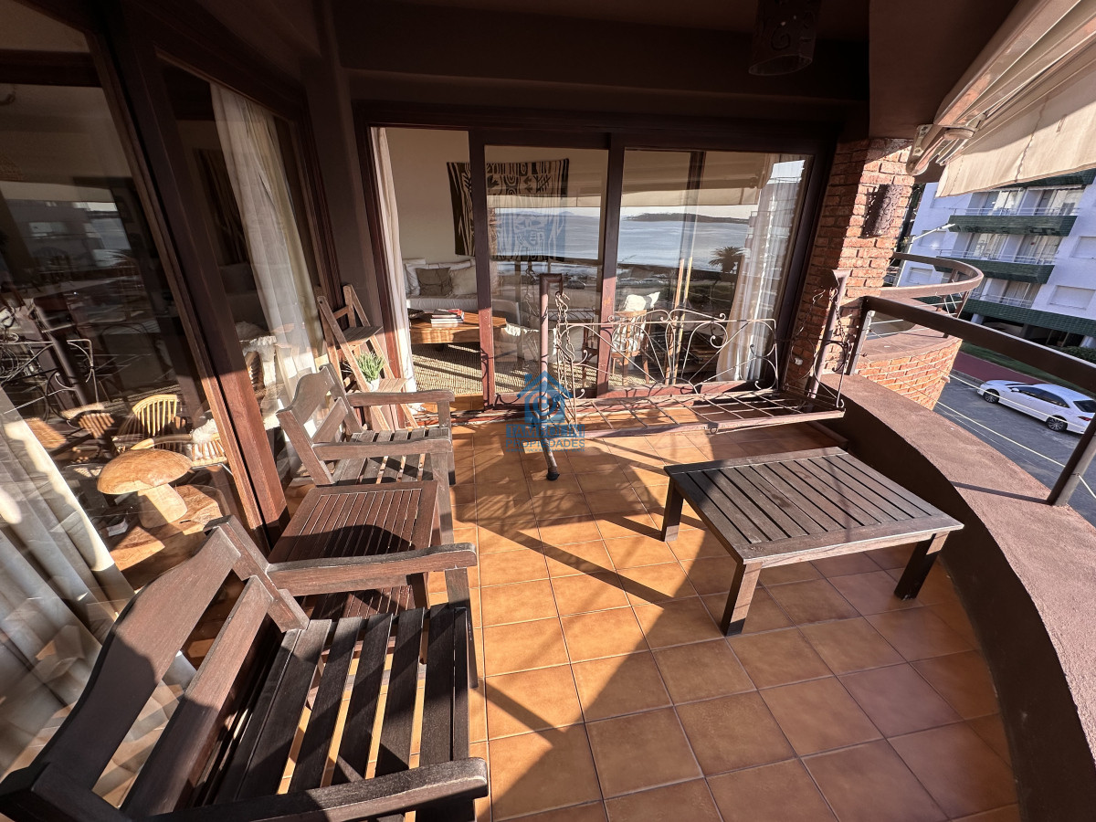 Apartamento ID.588 - Vende apto en Peninsula de 3 dormitorios con vista al Puerto, Punta del Este