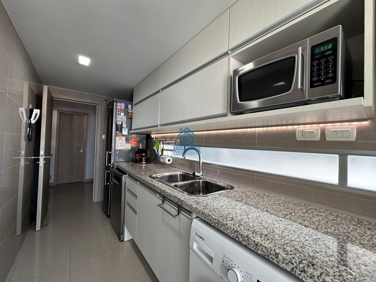 Apartamento ID.1124 - Vende departamento de 2 dormitorios finamente decorado en Torre Onix, Punta del Este