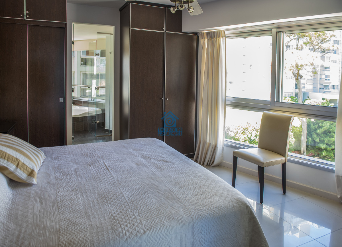 Apartamento ID.1141 - Vende hermoso Penthouse en Playa Mansa con azotea propia en Punta del Este