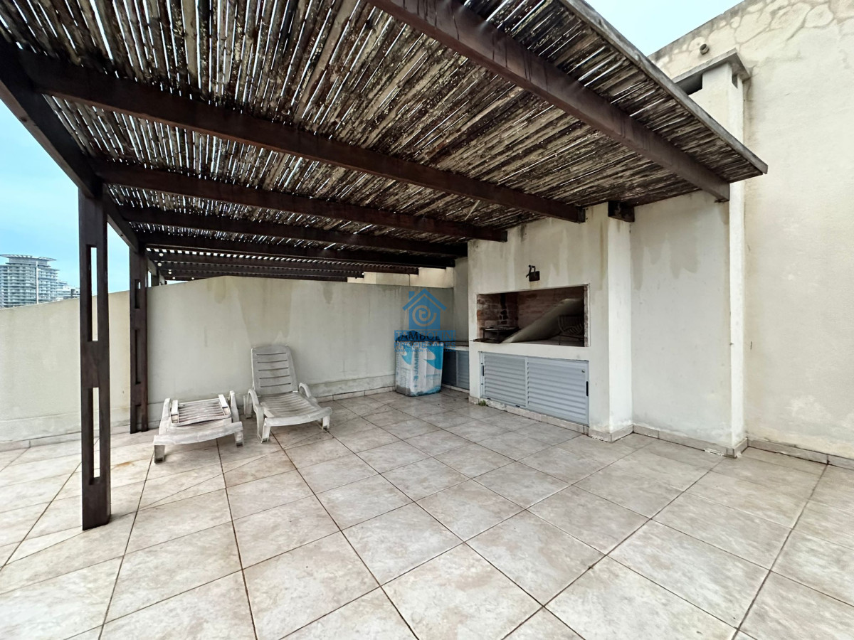 Apartamento ID.553 - Oportunidad. Vende apartamento de 2 dormitorios con azotea y parrillero, Punta del Este 