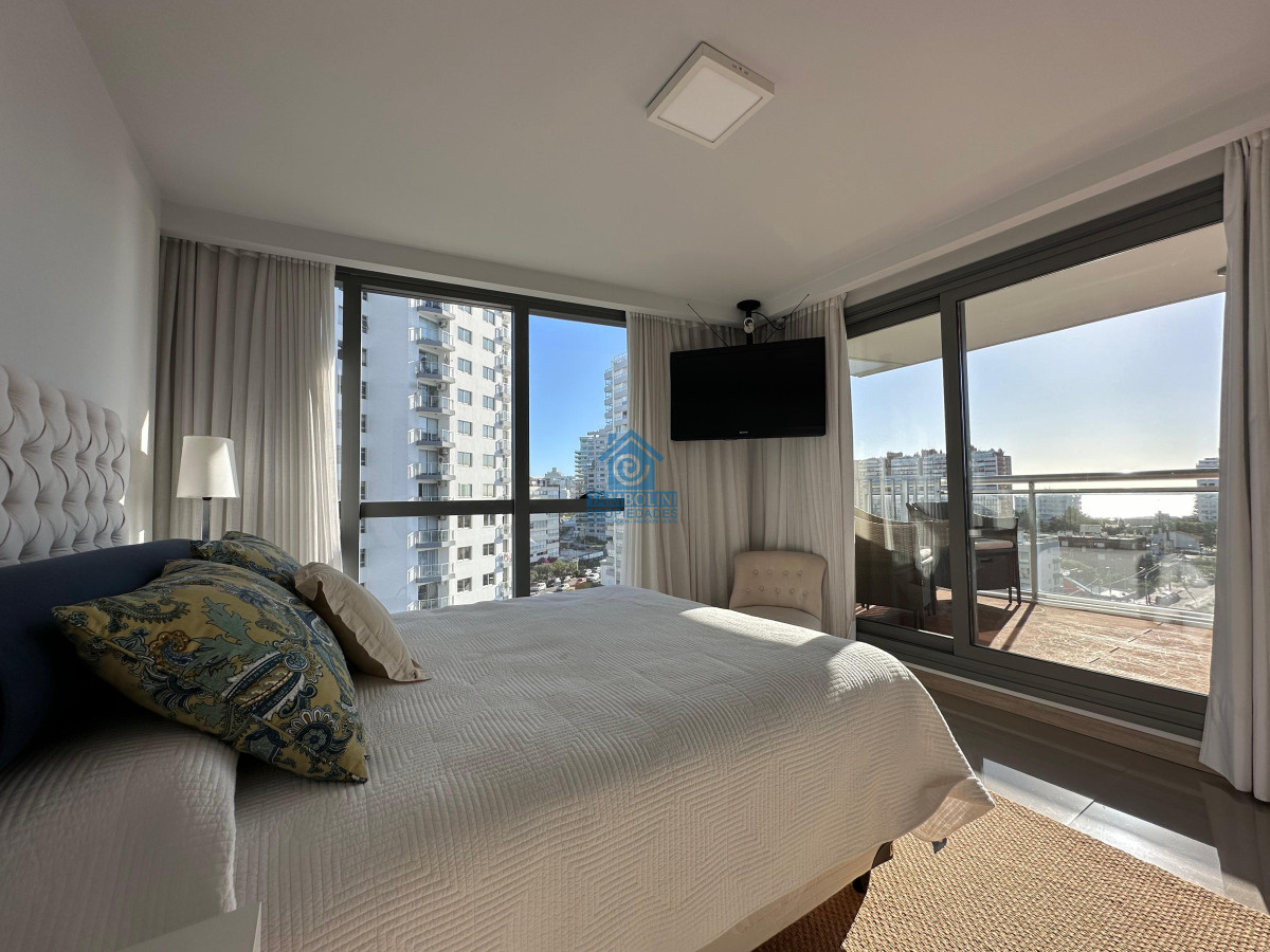 Apartamento ID.1124 - Vende departamento de 2 dormitorios finamente decorado en Torre Onix, Punta del Este