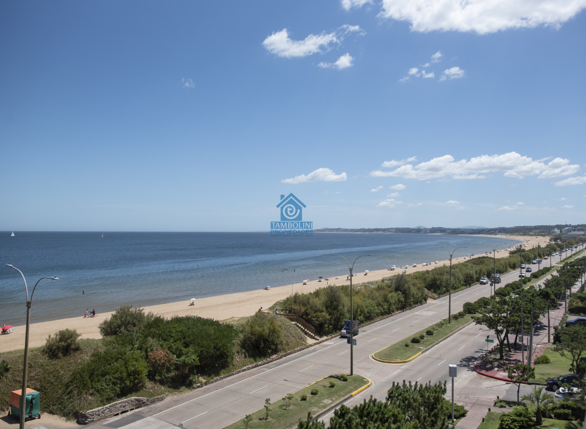 Apartamento ID.1141 - Vende hermoso Penthouse en Playa Mansa con azotea propia en Punta del Este