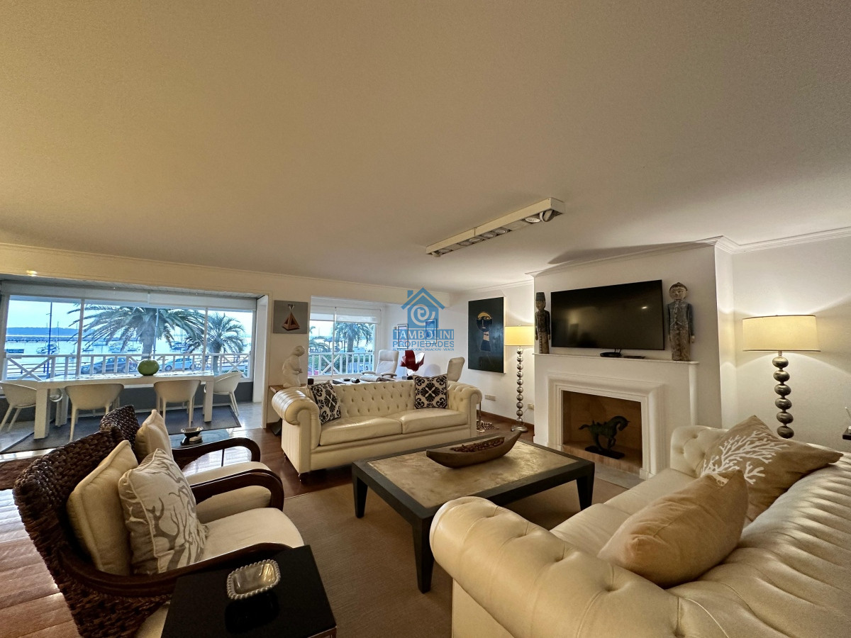 Apartamento ID.550 - Vende espléndido apartamento de 3 dormitorios, con vista al mar, en Puerto, Punta del Este