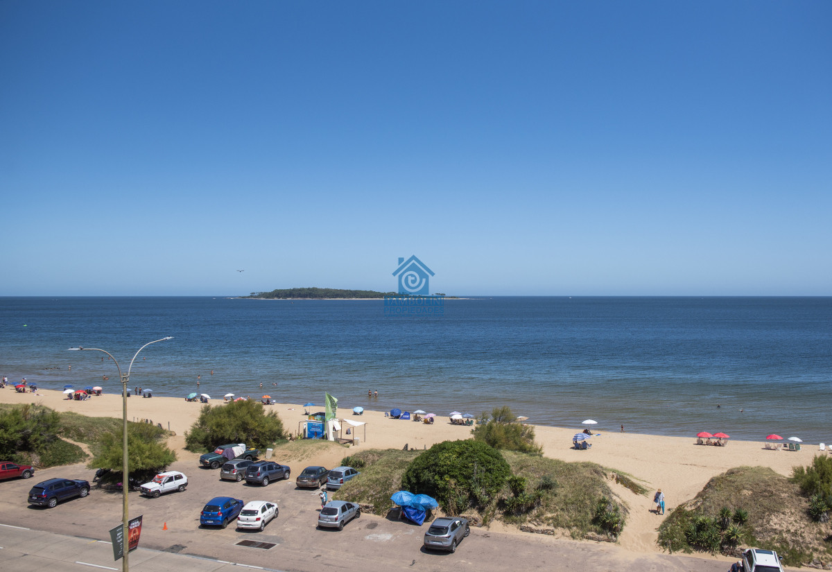 Apartamento ID.1141 - Vende hermoso Penthouse en Playa Mansa con azotea propia en Punta del Este