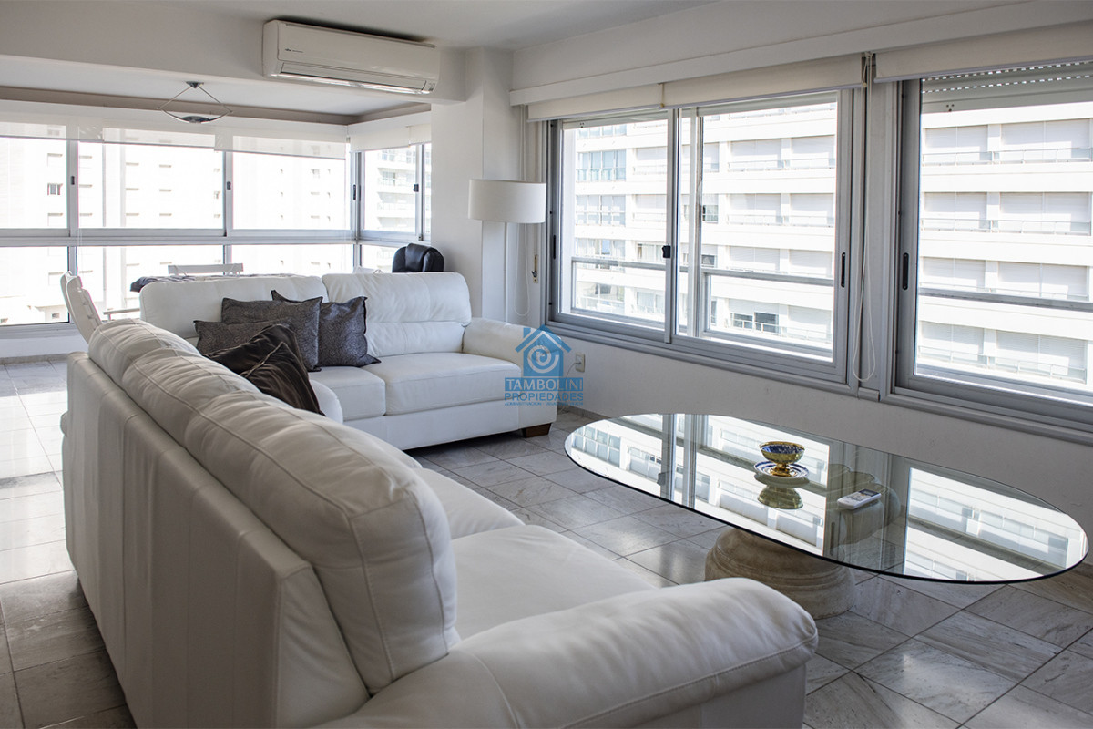 Apartamento ID.738 - Vende apartamento de 3 dormitorios en Mansa, Punta del Este.