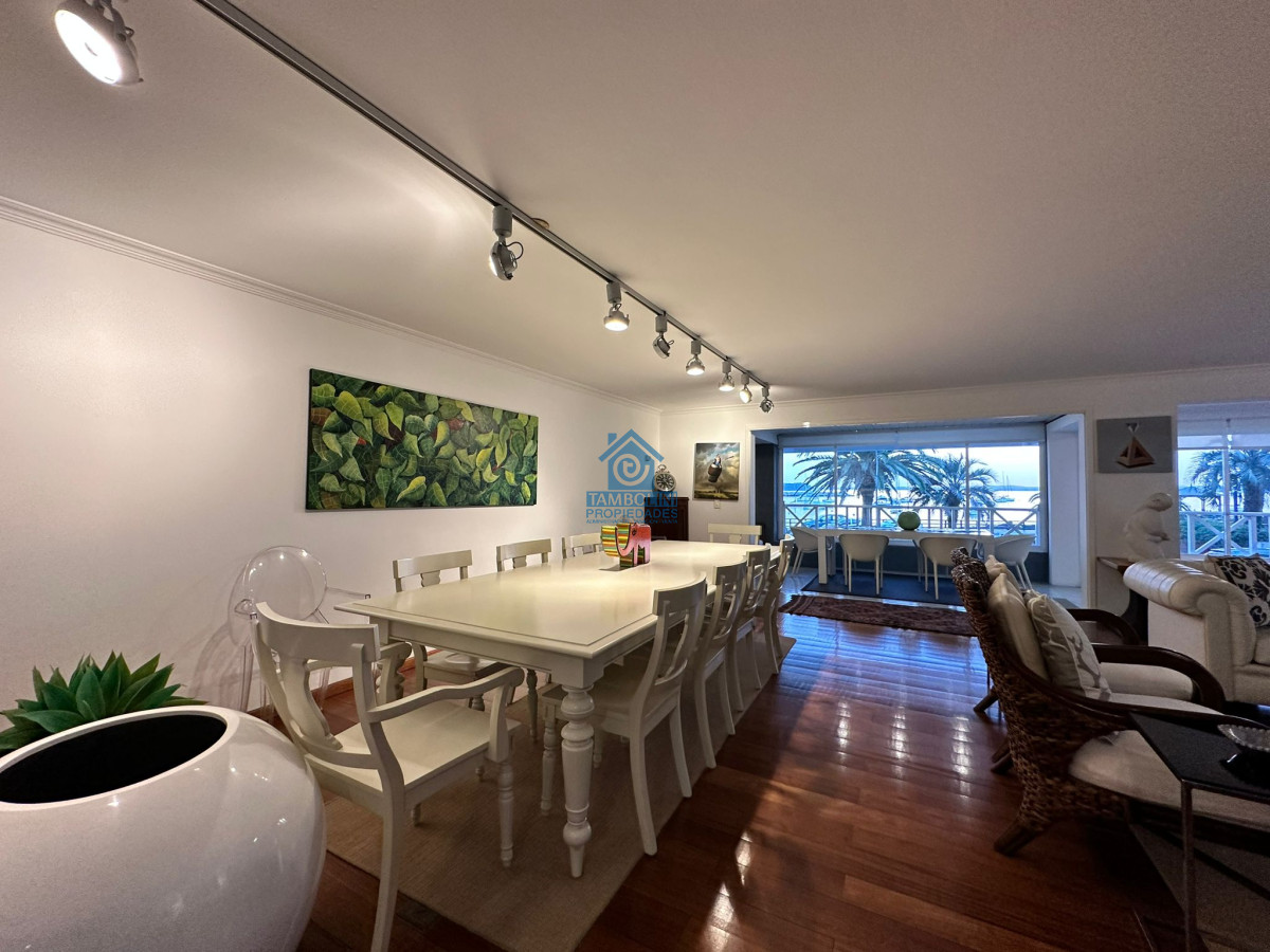 Apartamento ID.550 - Vende espléndido apartamento de 3 dormitorios, con vista al mar, en Puerto, Punta del Este
