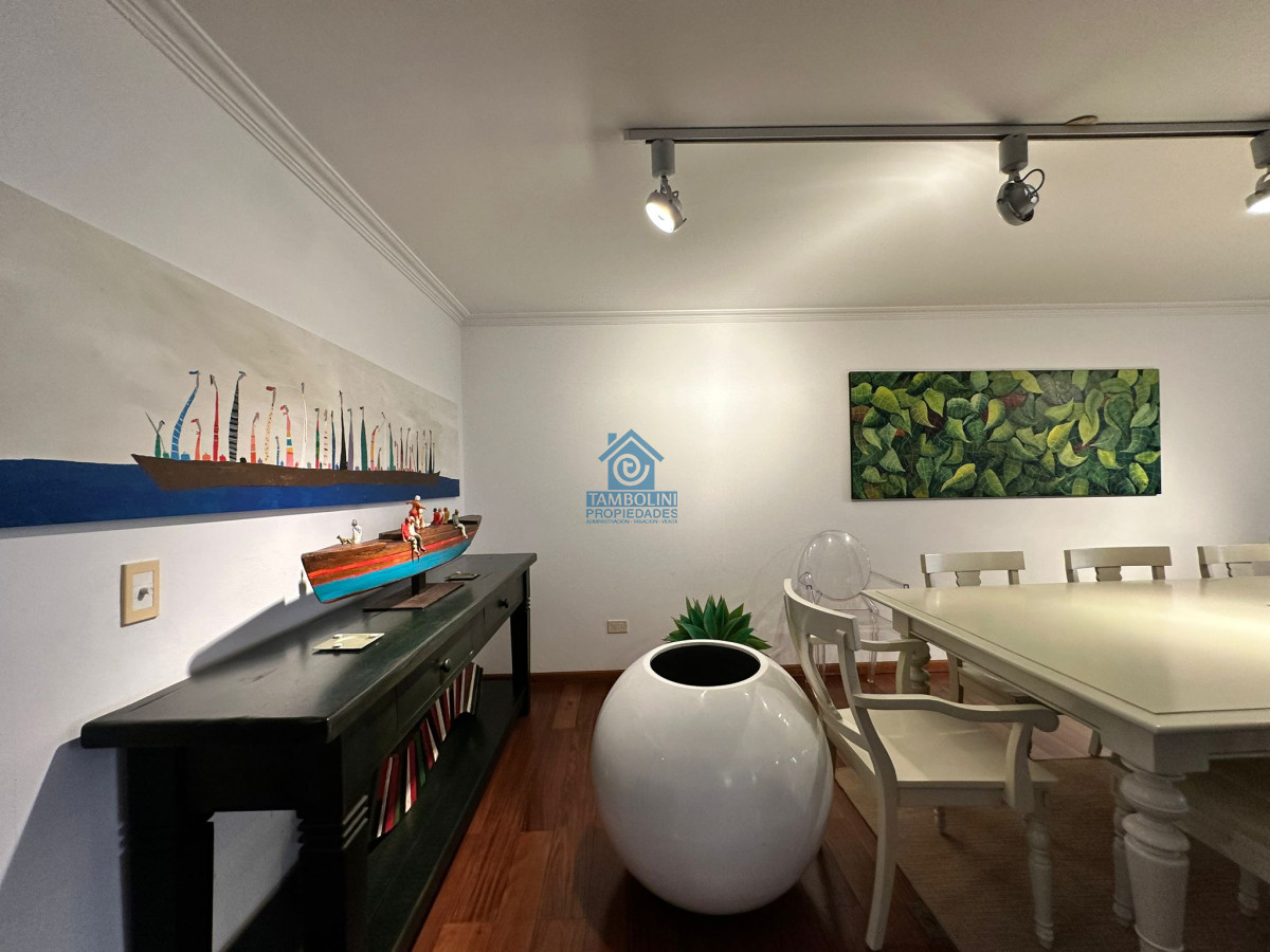 Apartamento ID.550 - Vende espléndido apartamento de 3 dormitorios, con vista al mar, en Puerto, Punta del Este