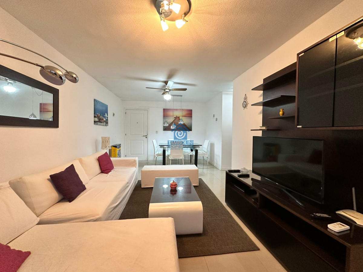 Apartamento ID.553 - Oportunidad. Vende apartamento de 2 dormitorios con azotea y parrillero, Punta del Este 