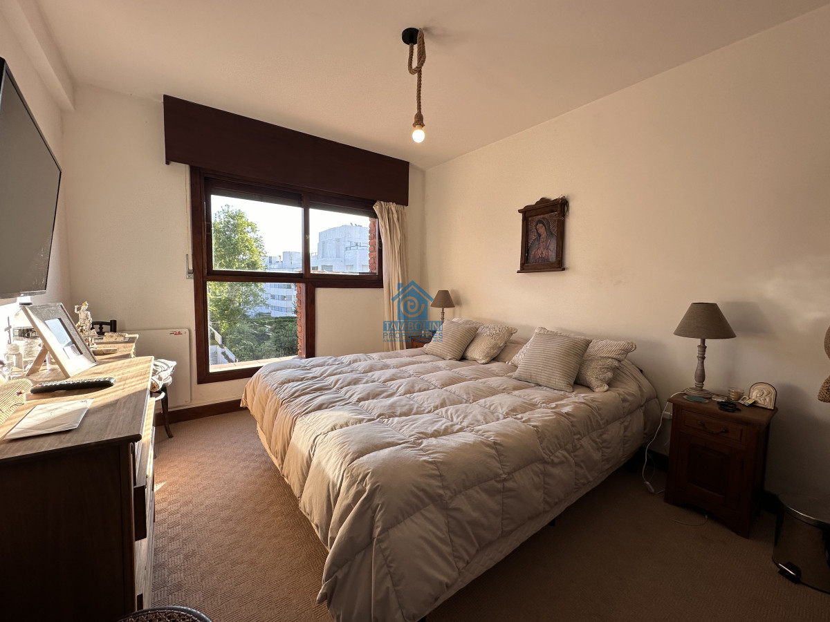 Apartamento ID.588 - Vende apto en Peninsula de 3 dormitorios con vista al Puerto, Punta del Este