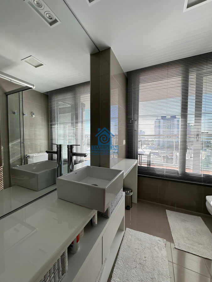 Apartamento ID.1124 - Vende departamento de 2 dormitorios finamente decorado en Torre Onix, Punta del Este