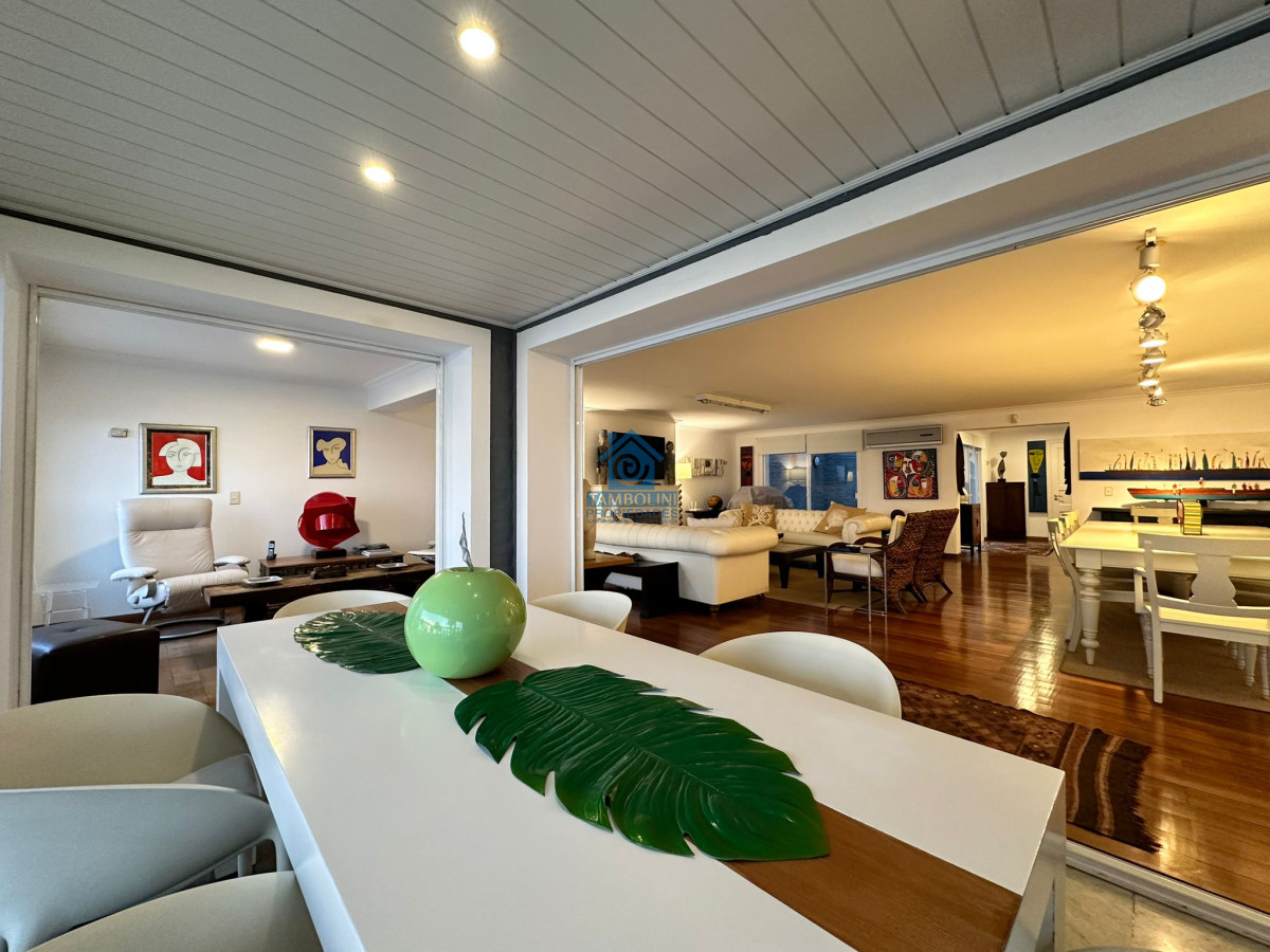 Apartamento ID.550 - Vende espléndido apartamento de 3 dormitorios, con vista al mar, en Puerto, Punta del Este