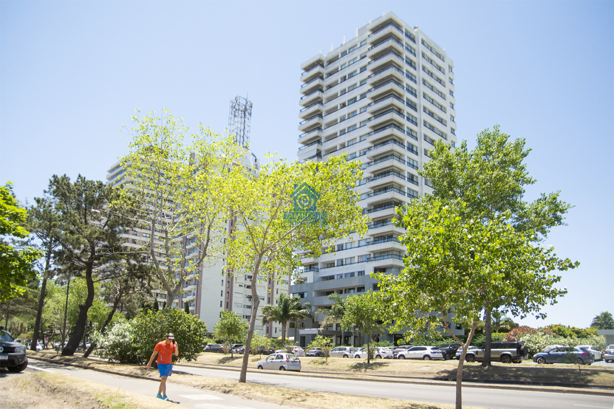 Apartamento ID.1228 - Vende apto de 2 dormitorios con vista al mar en Punta del este