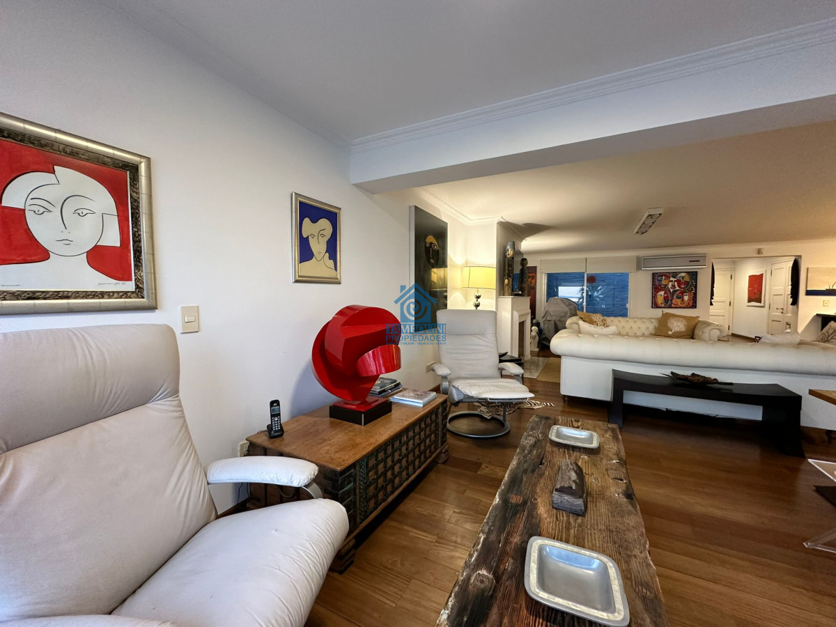 Apartamento ID.550 - Vende espléndido apartamento de 3 dormitorios, con vista al mar, en Puerto, Punta del Este