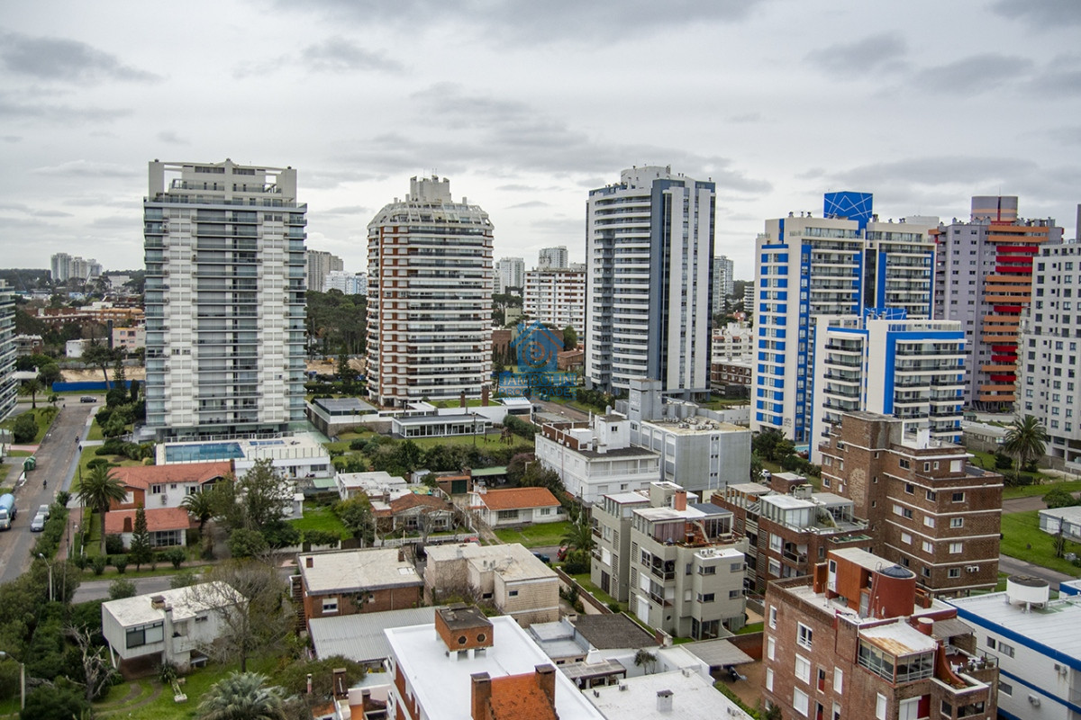 Apartamento ID.624 - Apartamento en Venta de 3 dormitorios en parada 2 de playa brava, cerca de servicios en Punta del Este 