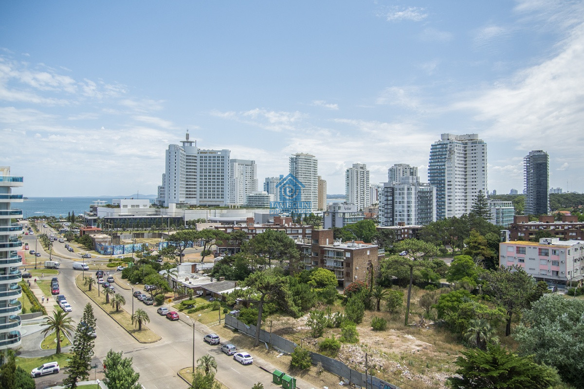 Apartamento ID.1134 - Vende apartamento de 2 dormitorios y medio en Chiverta, Reciclado completo. Punta del Este 
