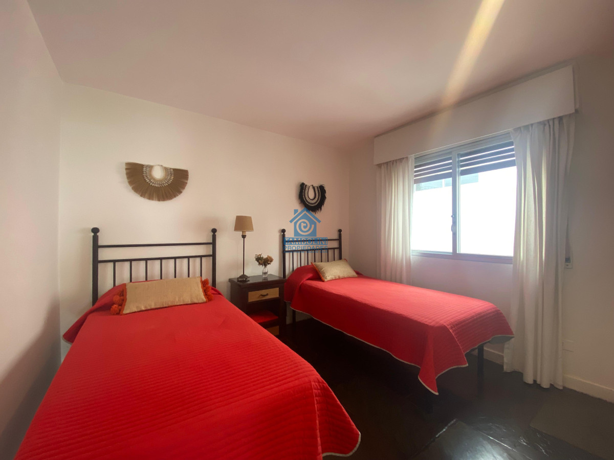 Apartamento ID.1143 - Vende apartamento con vista al mar de 3 dormitorios, Punta del Este