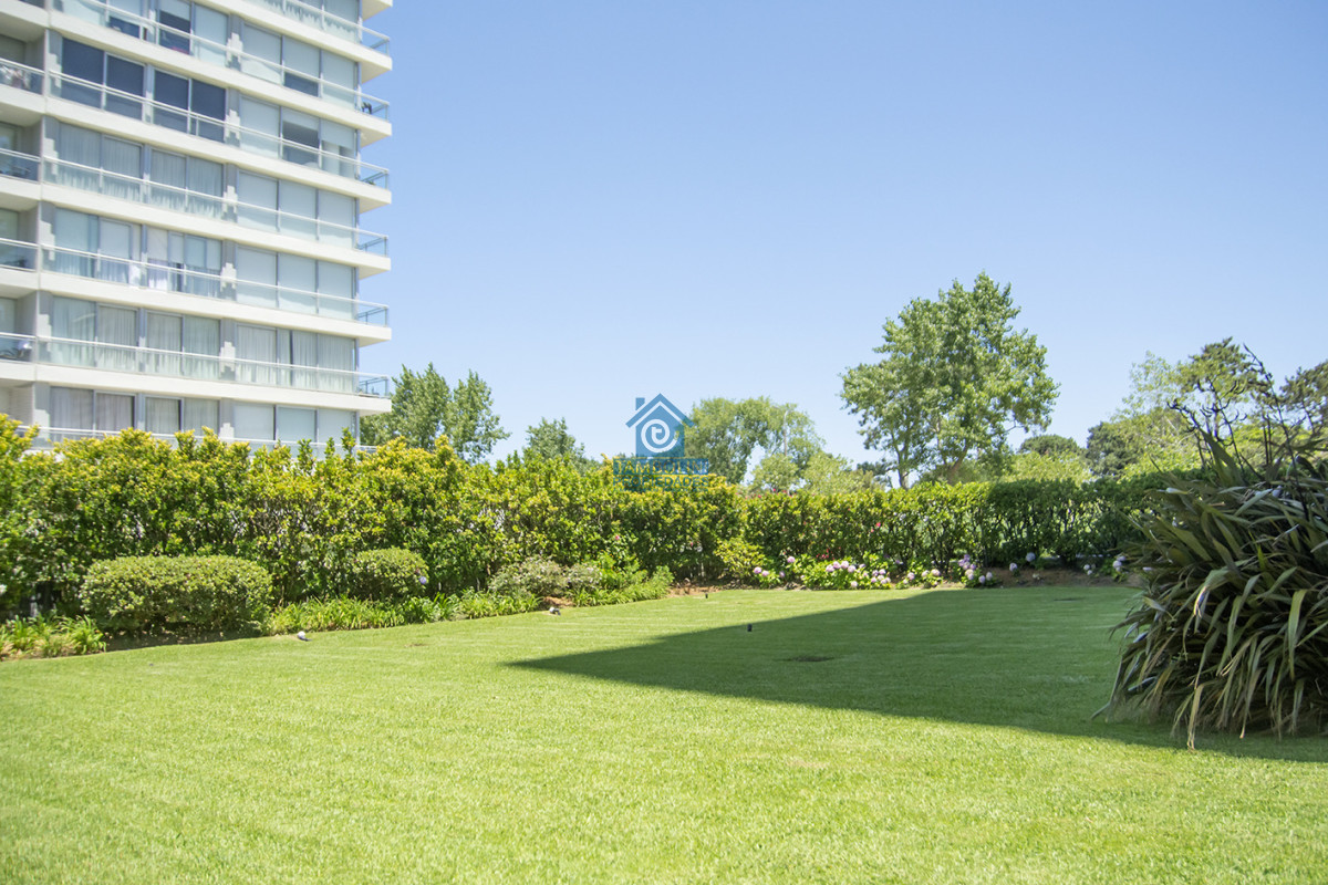 Apartamento ID.1228 - Vende apto de 2 dormitorios con vista al mar en Punta del este