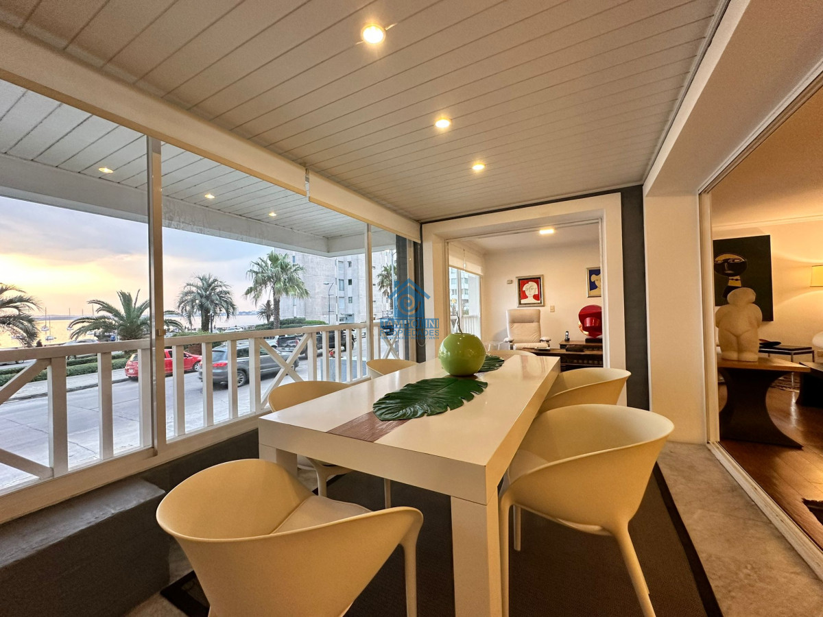 Apartamento ID.550 - Vende espléndido apartamento de 3 dormitorios, con vista al mar, en Puerto, Punta del Este