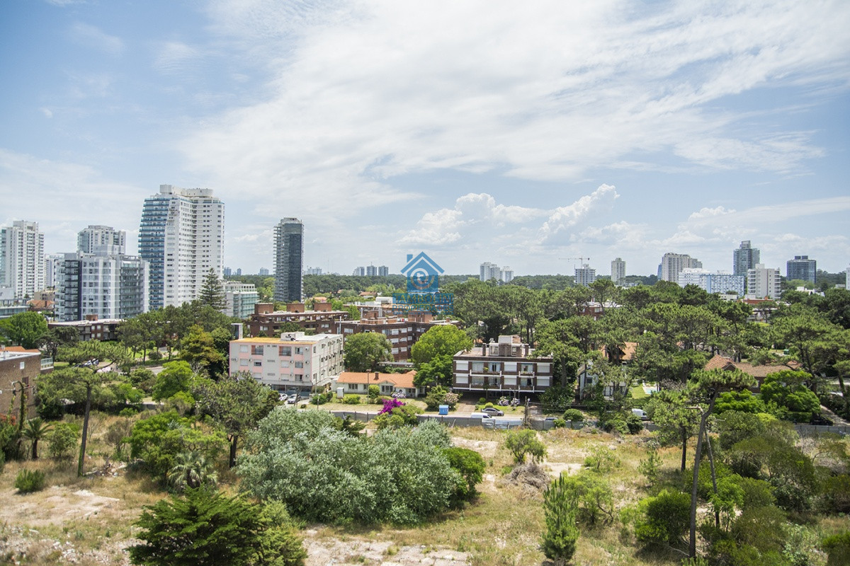 Apartamento ID.1134 - Vende apartamento de 2 dormitorios y medio en Chiverta, Reciclado completo. Punta del Este 