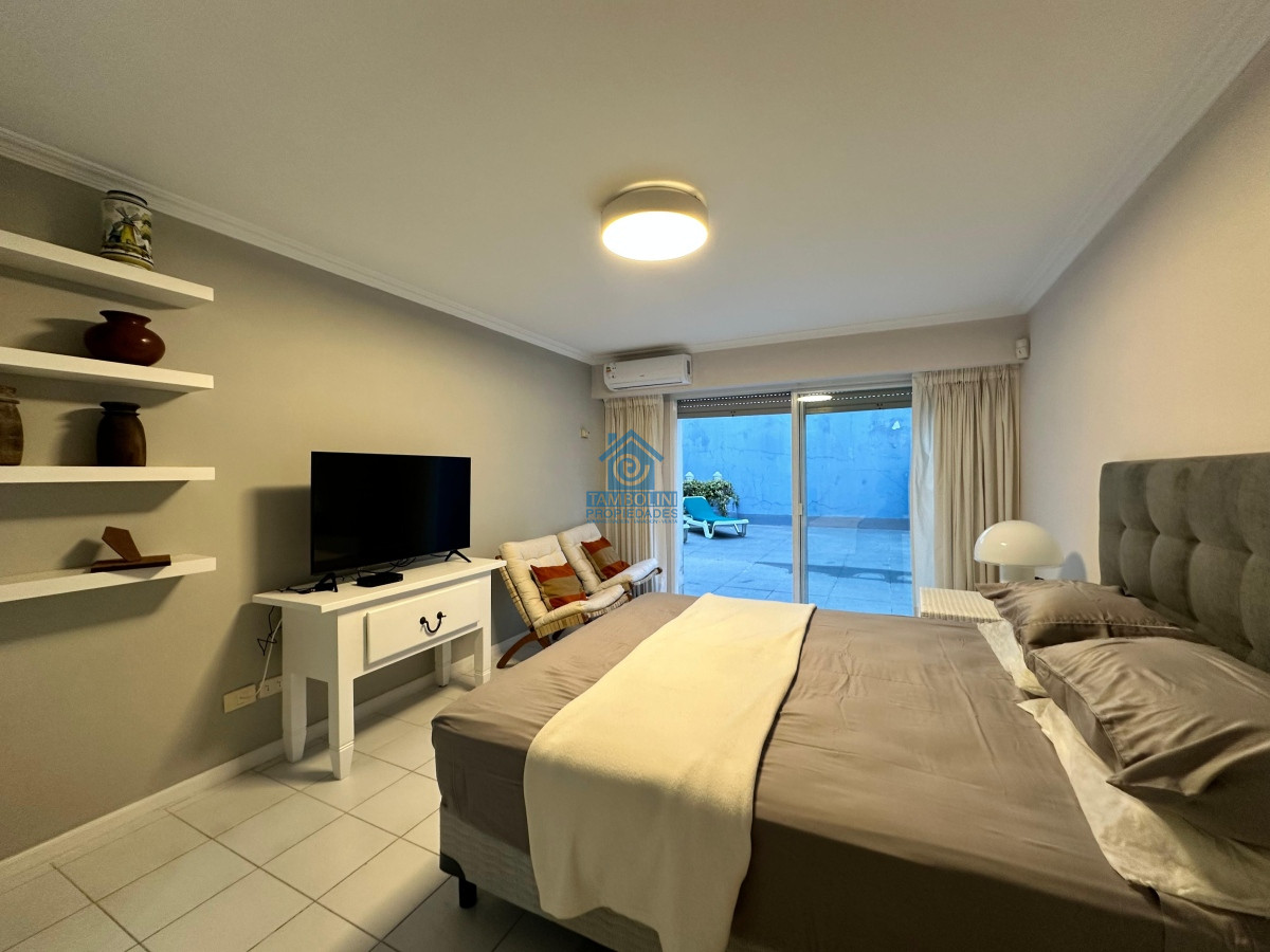 Apartamento ID.550 - Vende espléndido apartamento de 3 dormitorios, con vista al mar, en Puerto, Punta del Este