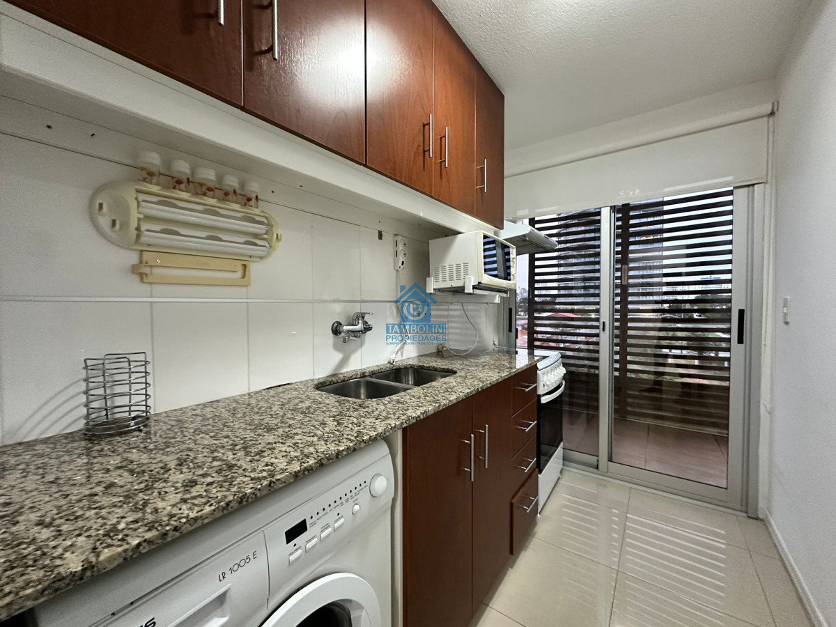 Apartamento ID.553 - Oportunidad. Vende apartamento de 2 dormitorios con azotea y parrillero, Punta del Este 