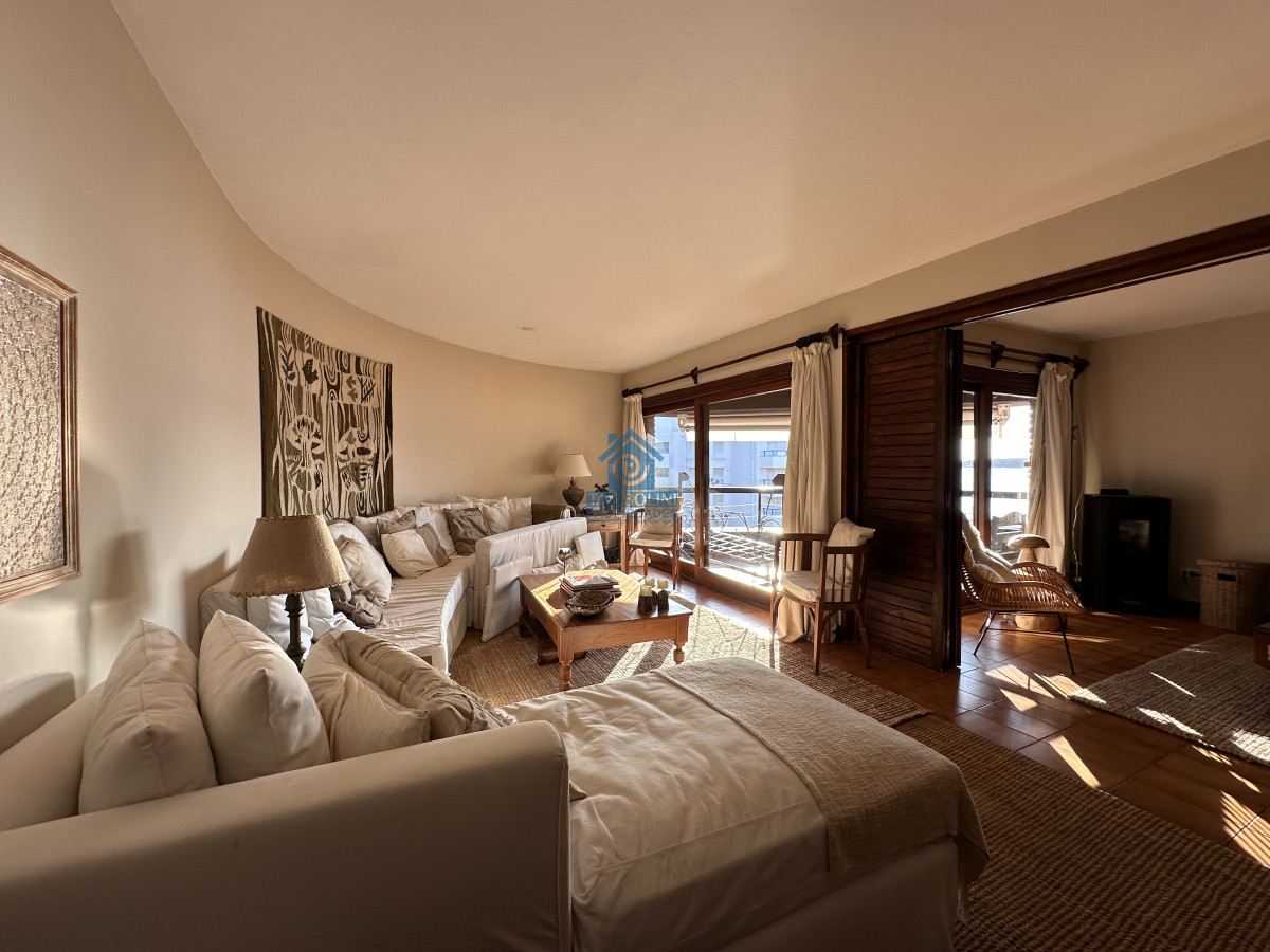 Apartamento ID.588 - Vende apto en Peninsula de 3 dormitorios con vista al Puerto, Punta del Este