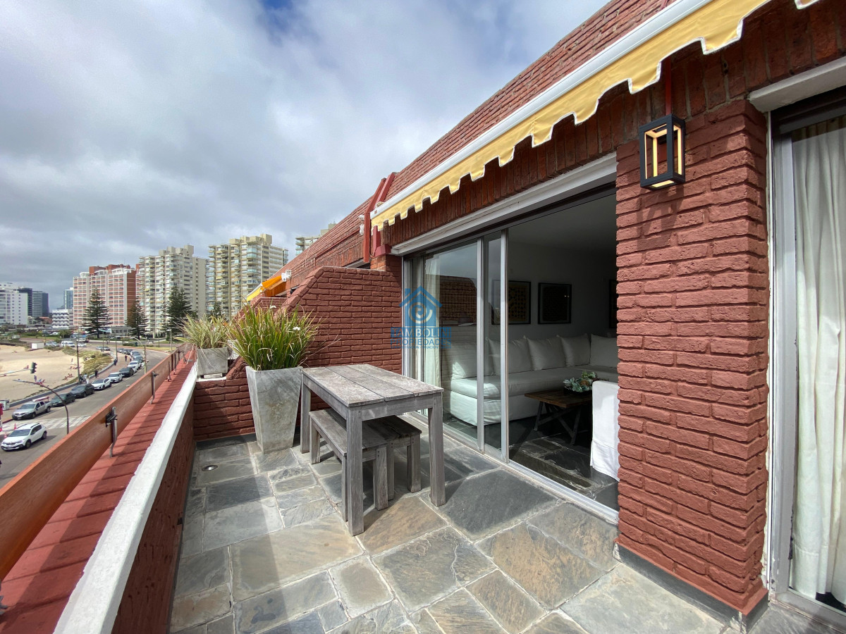 Apartamento ID.1143 - Vende apartamento con vista al mar de 3 dormitorios, Punta del Este