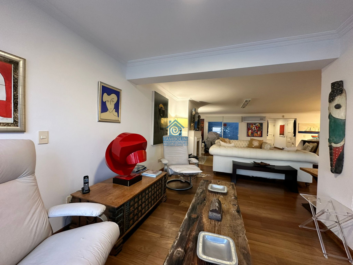 Apartamento ID.550 - Vende espléndido apartamento de 3 dormitorios, con vista al mar, en Puerto, Punta del Este
