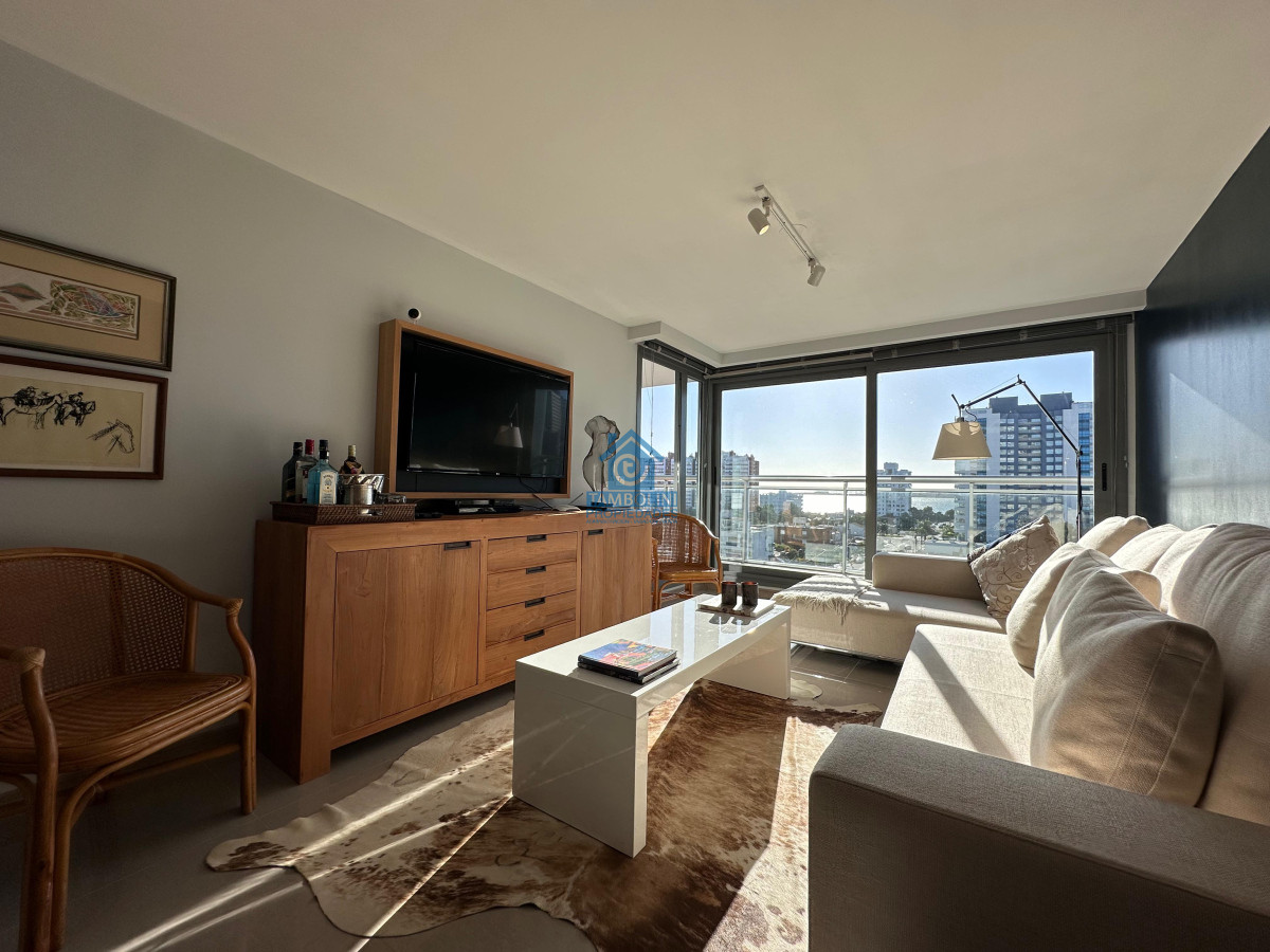 Apartamento ID.1124 - Vende departamento de 2 dormitorios finamente decorado en Torre Onix, Punta del Este