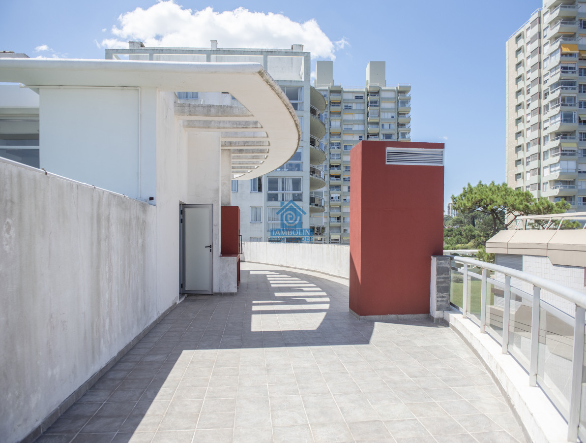 Apartamento ID.1141 - Vende hermoso Penthouse en Playa Mansa con azotea propia en Punta del Este