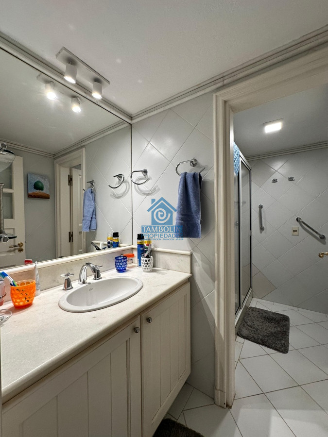 Apartamento ID.550 - Vende espléndido apartamento de 3 dormitorios, con vista al mar, en Puerto, Punta del Este