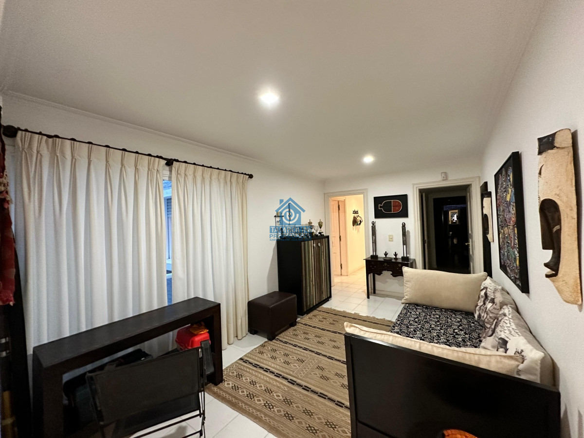 Apartamento ID.550 - Vende espléndido apartamento de 3 dormitorios, con vista al mar, en Puerto, Punta del Este
