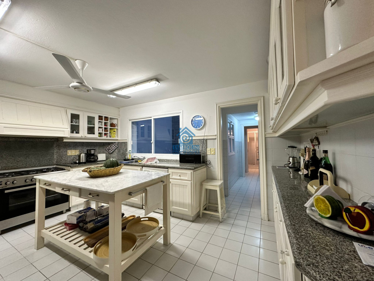 Apartamento ID.550 - Vende espléndido apartamento de 3 dormitorios, con vista al mar, en Puerto, Punta del Este