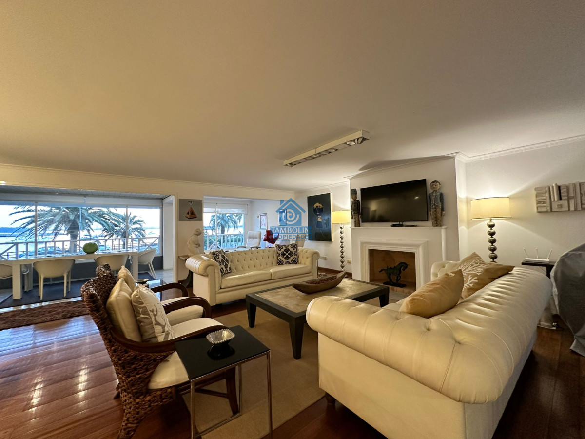 Apartamento ID.550 - Vende espléndido apartamento de 3 dormitorios, con vista al mar, en Puerto, Punta del Este