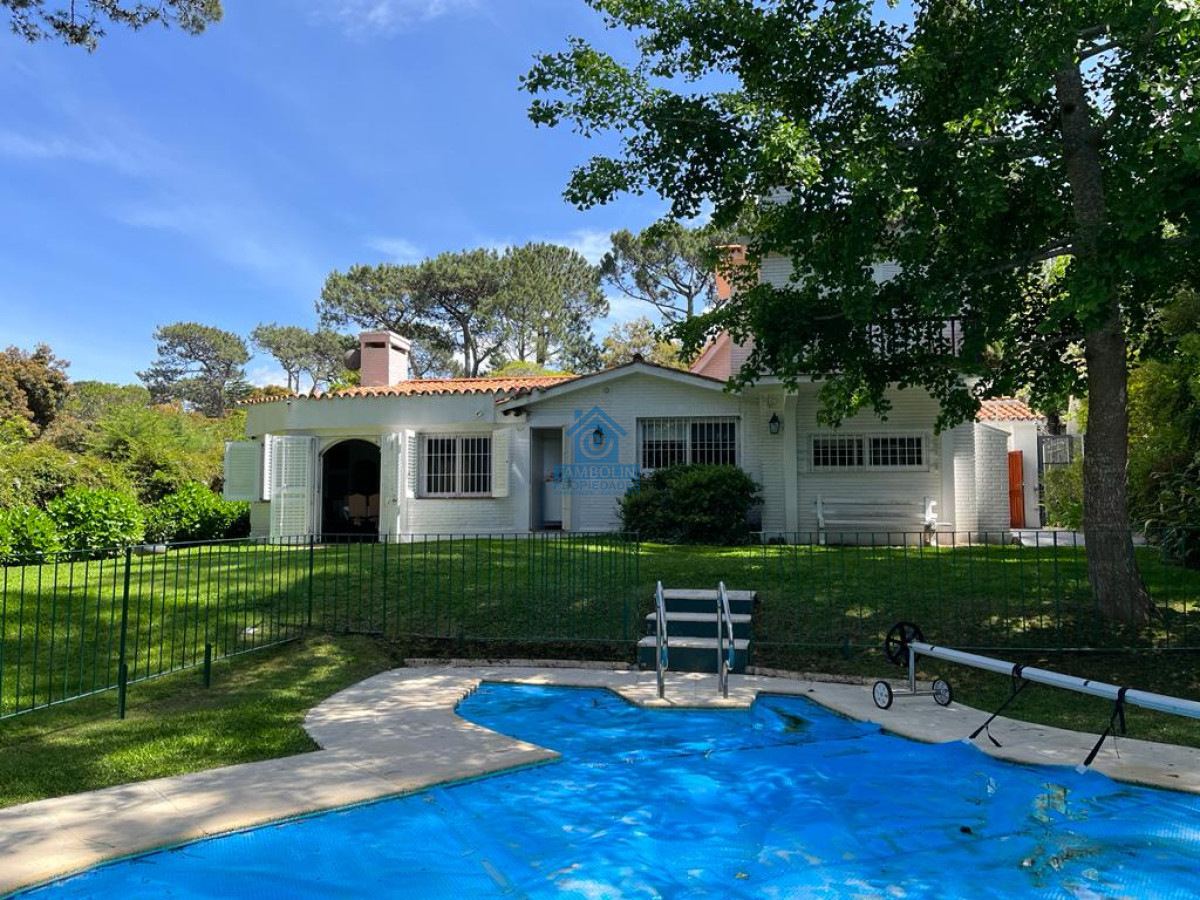 Casa ID.448 - Gran casa estilo tradicional de 4 dormitorios en venta en Playa Mansa