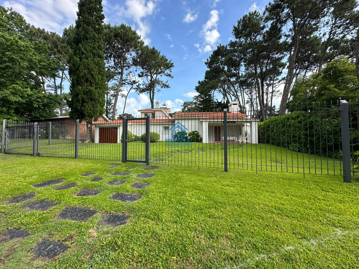 Casa ID.448 - Gran casa estilo tradicional de 4 dormitorios en venta en Playa Mansa