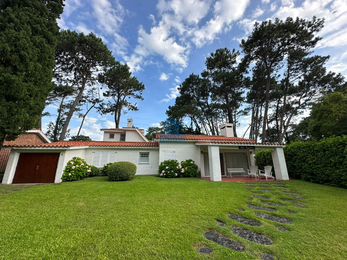 Casa ID.448 - Gran casa estilo tradicional de 4 dormitorios en venta en Playa Mansa