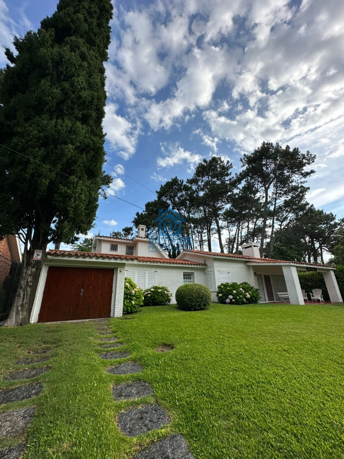Casa ID.448 - Gran casa estilo tradicional de 4 dormitorios en venta en Playa Mansa