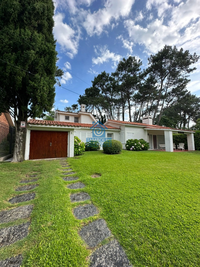 Casa ID.448 - Gran casa estilo tradicional de 4 dormitorios en venta en Playa Mansa