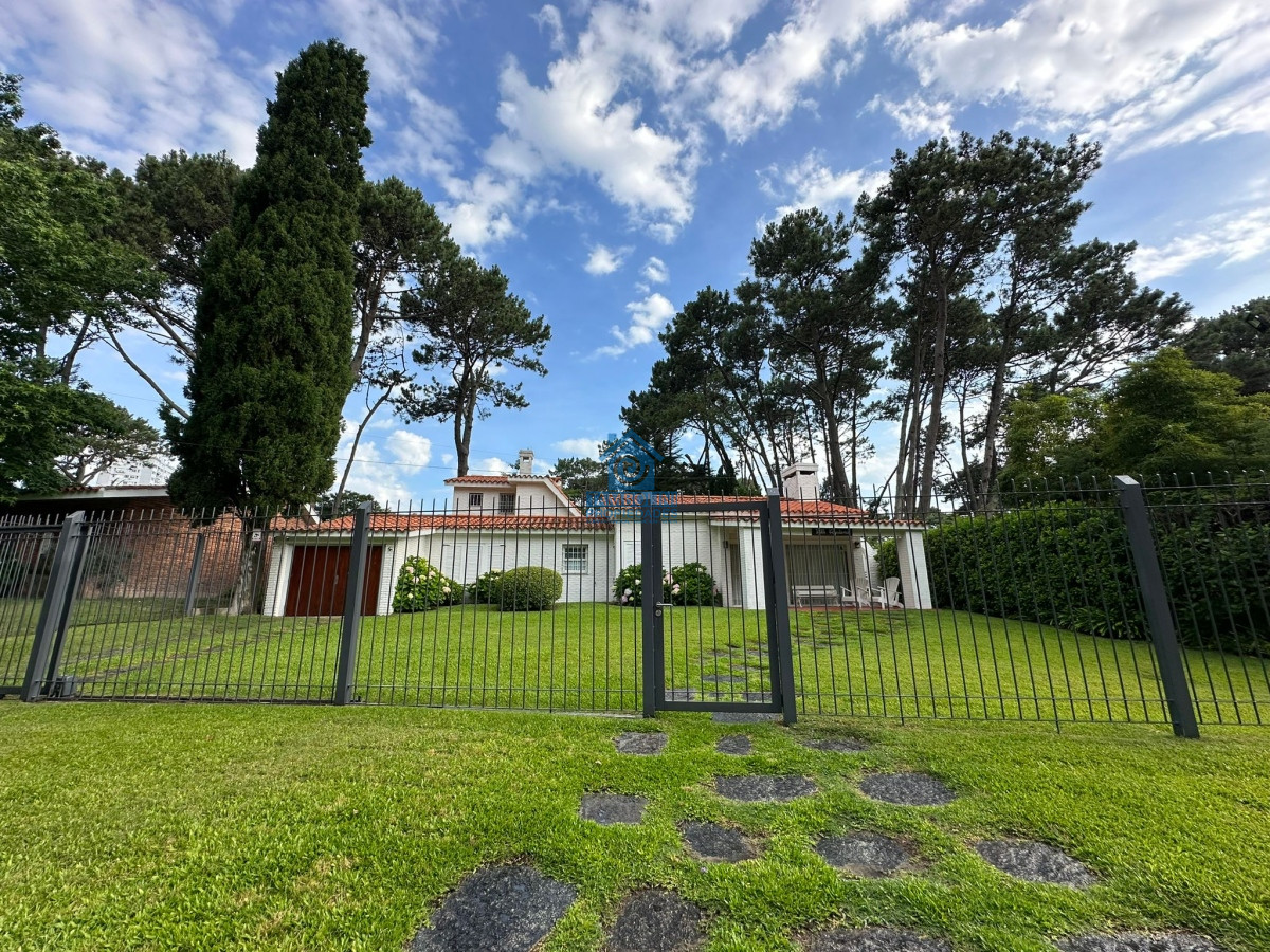 Casa ID.448 - Gran casa estilo tradicional de 4 dormitorios en venta en Playa Mansa