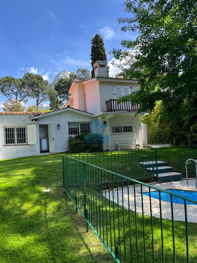 Casa ID.448 - Gran casa estilo tradicional de 4 dormitorios en venta en Playa Mansa