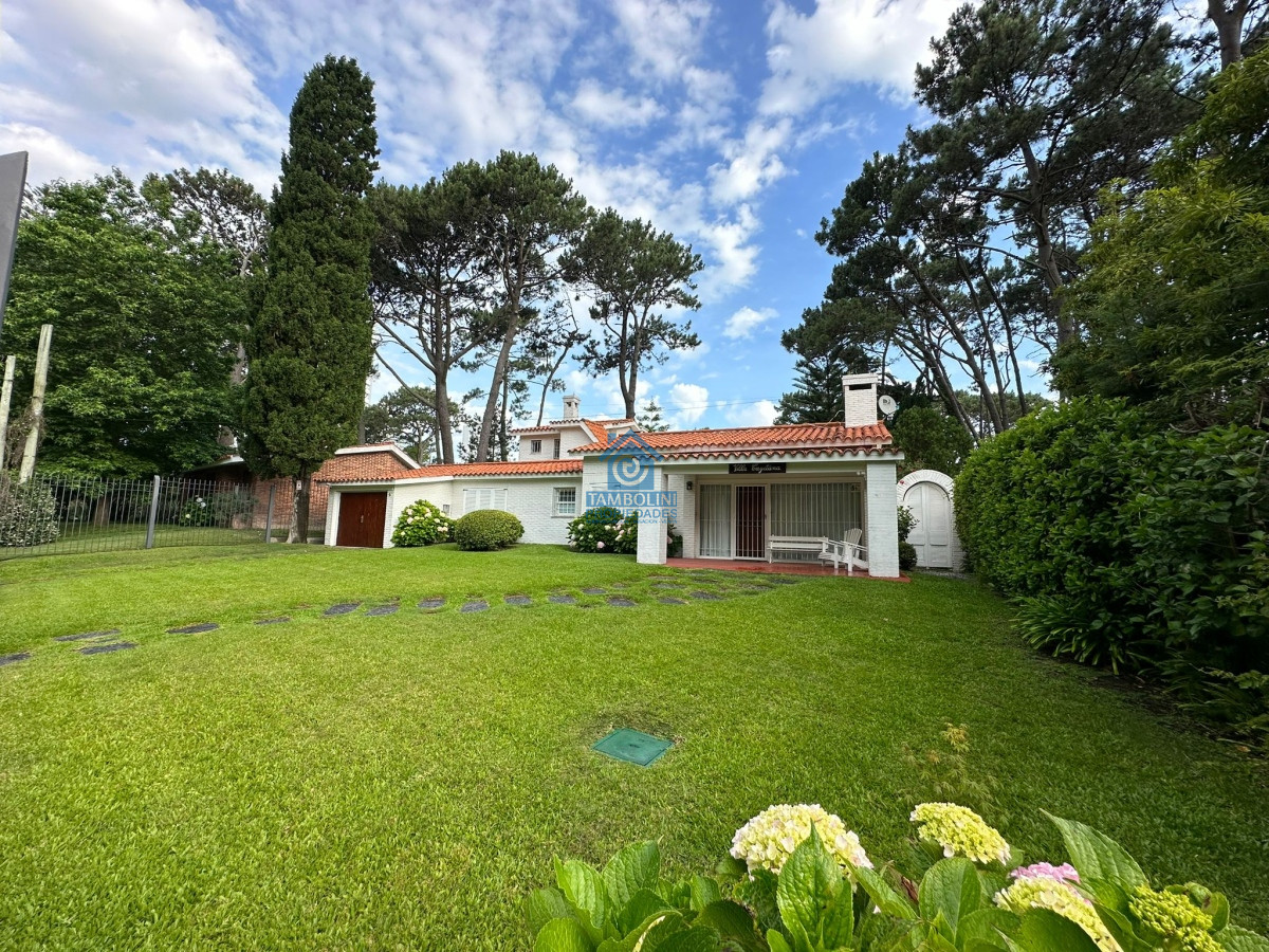 Casa ID.448 - Gran casa estilo tradicional de 4 dormitorios en venta en Playa Mansa