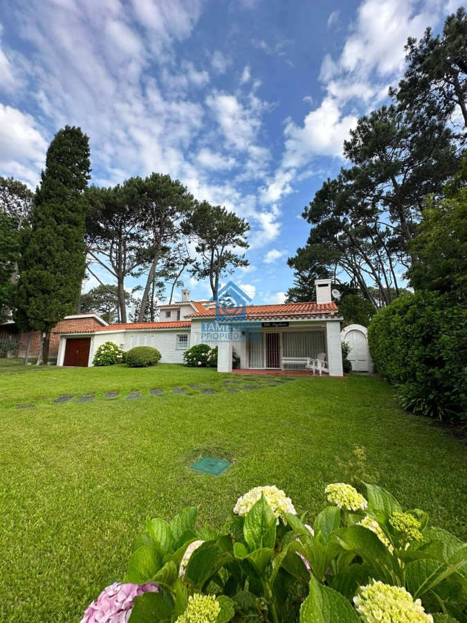 Casa ID.448 - Gran casa estilo tradicional de 4 dormitorios en venta en Playa Mansa