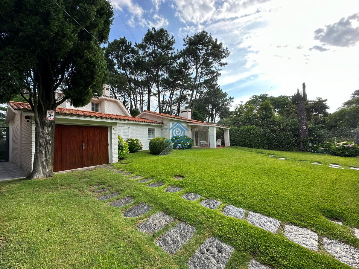 Casa ID.448 - Gran casa estilo tradicional de 4 dormitorios en venta en Playa Mansa