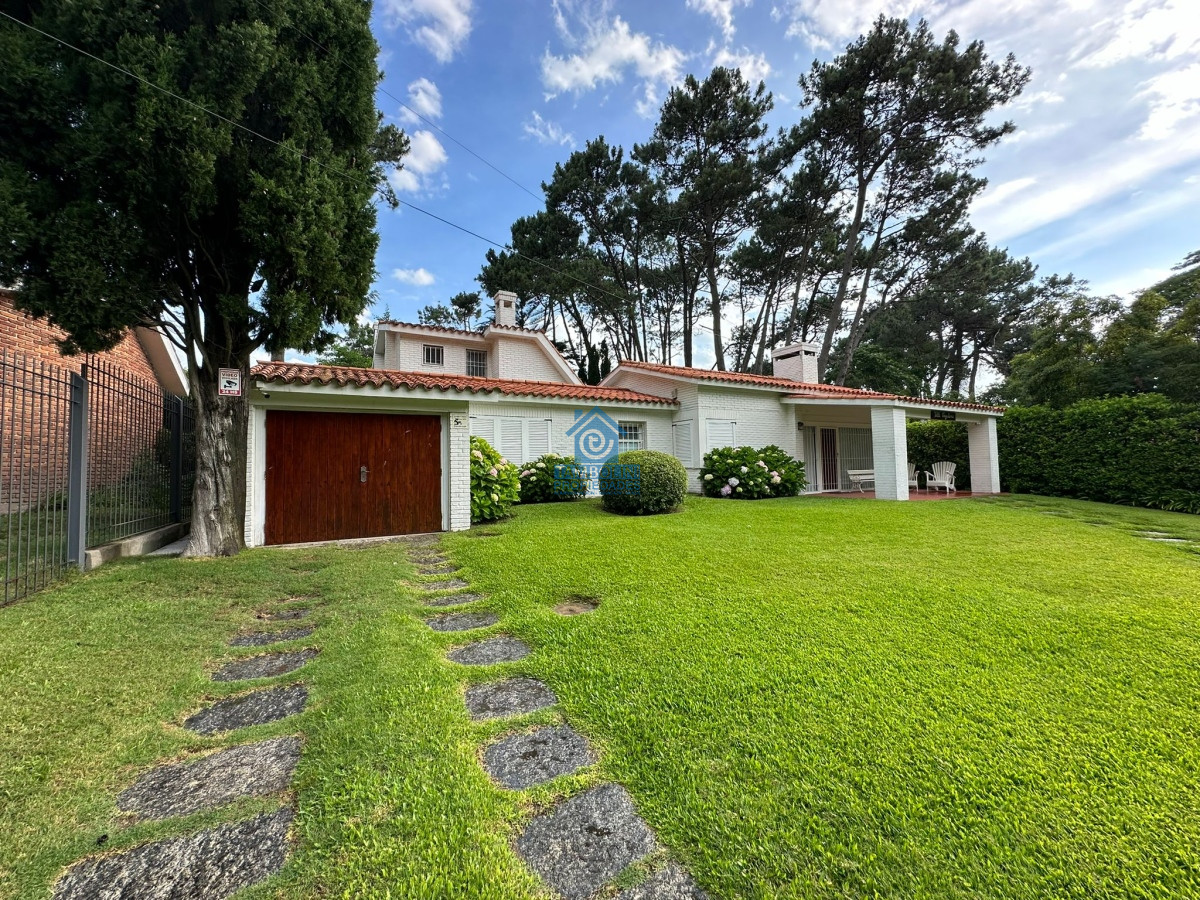 Casa ID.448 - Gran casa estilo tradicional de 4 dormitorios en venta en Playa Mansa