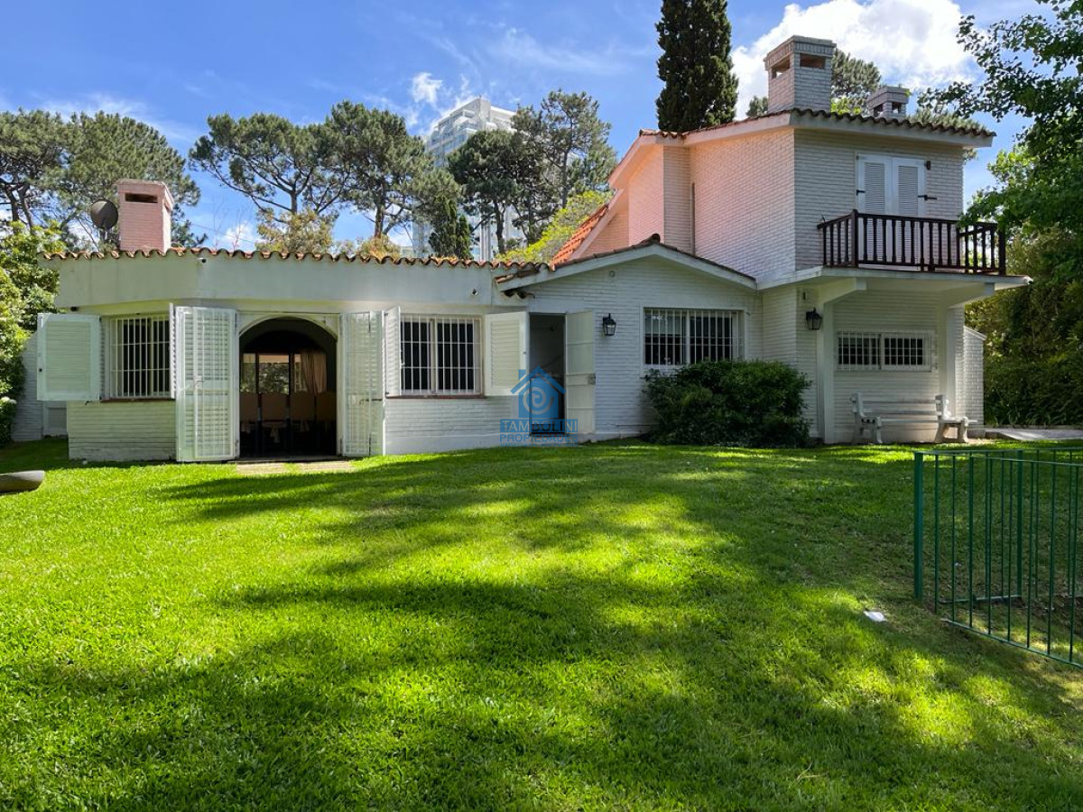 Casa ID.448 - Gran casa estilo tradicional de 4 dormitorios en venta en Playa Mansa