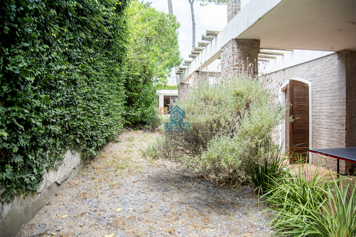 Casa ID.1114 - Excelente chalet de 5 dormitorios en venta a pasos de Playa Mansa Punta del Este