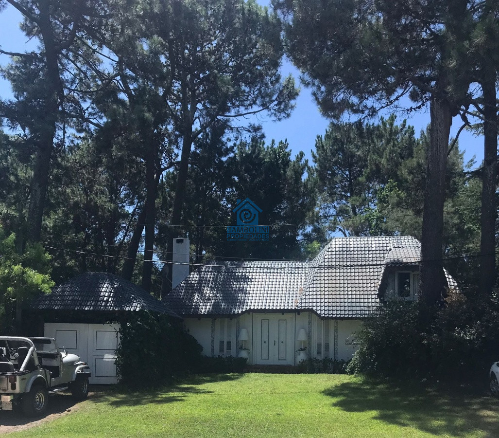 Casa ID.732 - Chalet de 4 dormitorios, piscina y parrillero en alquiler. Zona tranquila. Punta del Este.