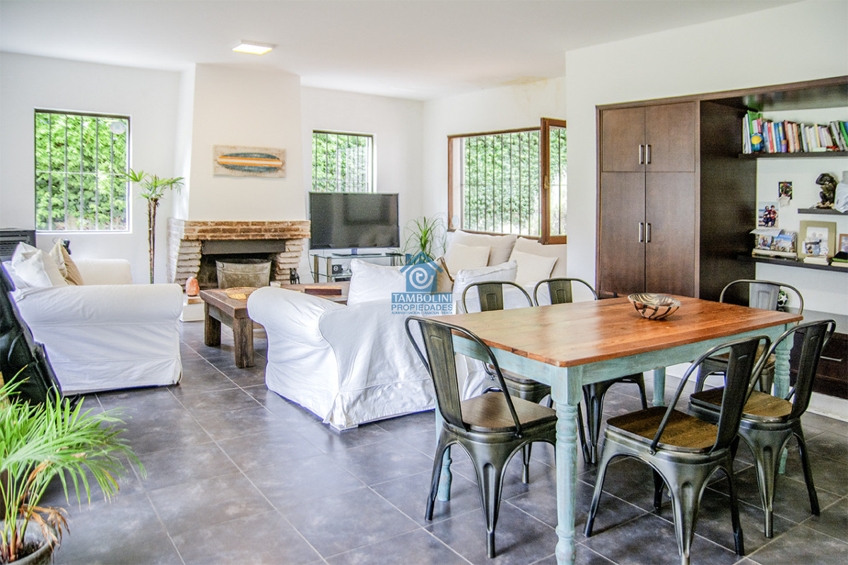 Casa ID.1114 - Excelente chalet de 5 dormitorios en venta a pasos de Playa Mansa Punta del Este